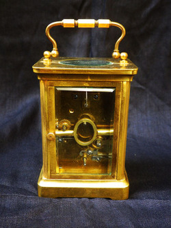 Часы  каретные в подарочном деревянном футляре.